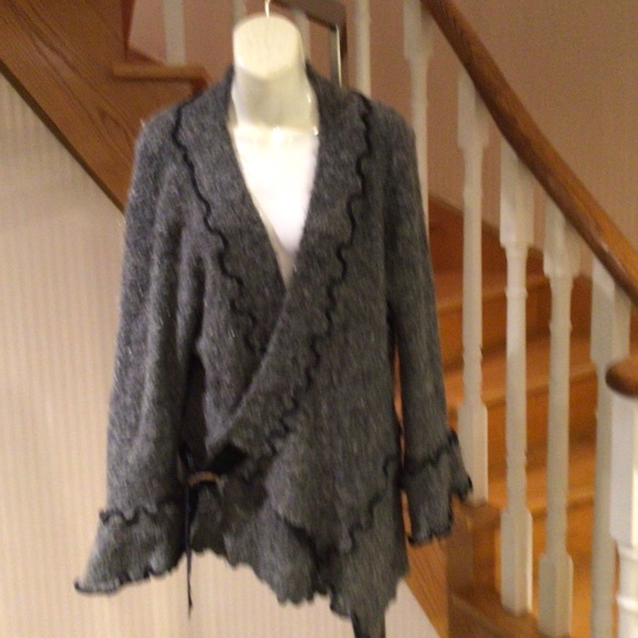 💕💕Host Pick💕💕⬇️Price Dropped ⬇️Grey/black pullover faux wrap knit sweater - Picture 2 of 6